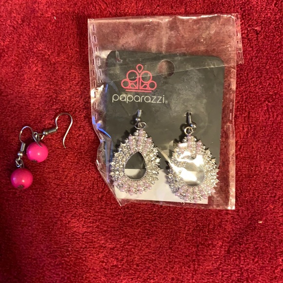 2/$7 paparazzi set of 2 earrings one new (104)